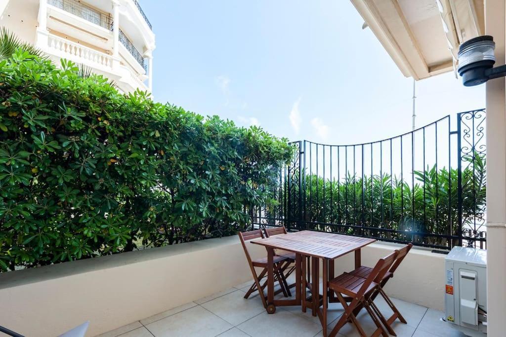Superbe Studio Avec Terrasse En Front De Mer Menton Exteriör bild